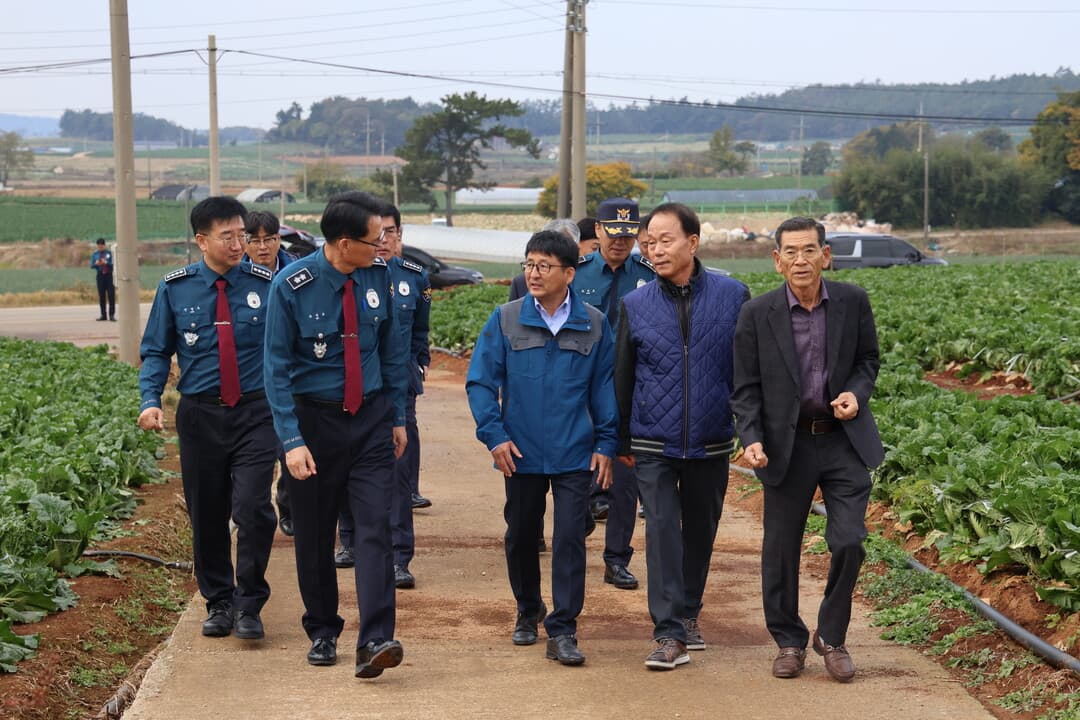 [포토] 모상묘 전남경찰청장, 해남 배추 재배 농민과 소통