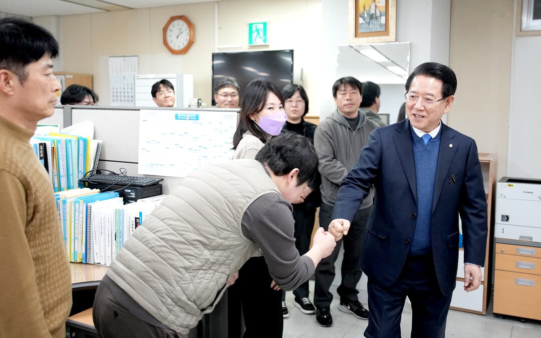[포토] 김영록 전남지사, 전 부서 방문해 '제주항공 여객기 참사' 수습 격려