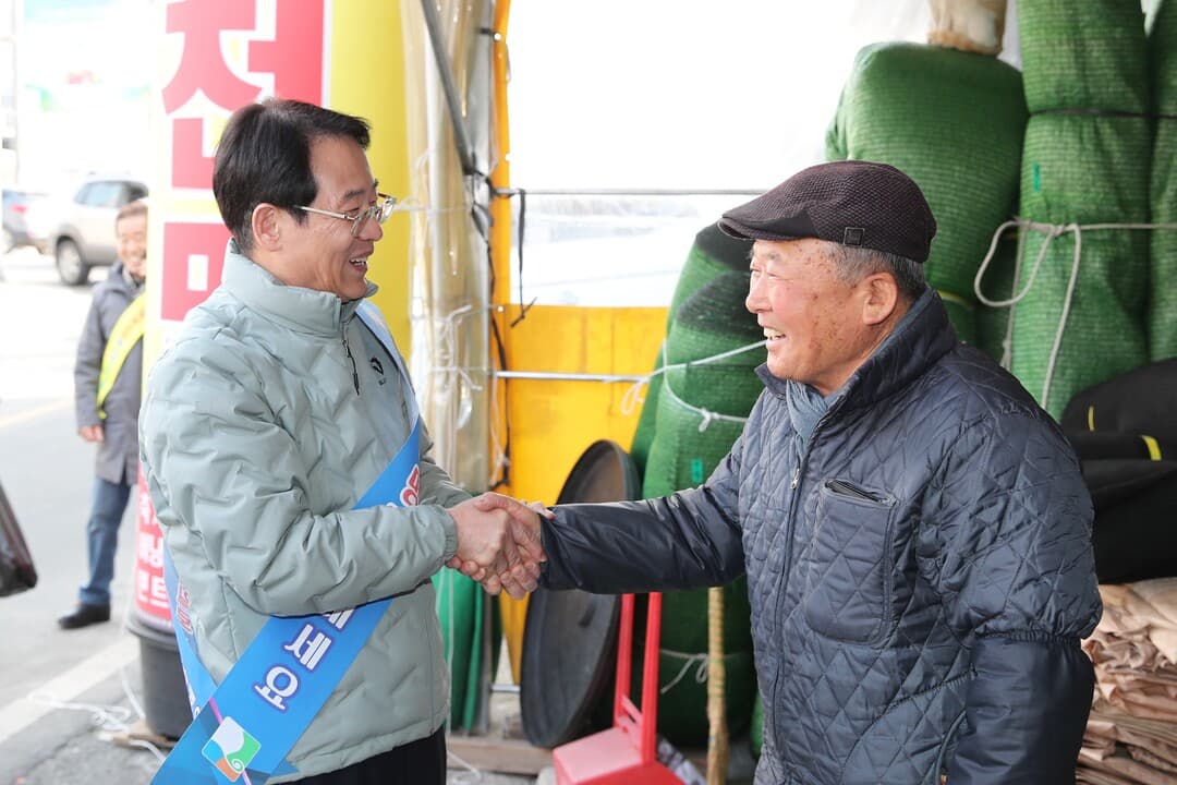 [포토] 강진원 강진군수, 설 명절 전통시장 상인 애로사항 청취·격려