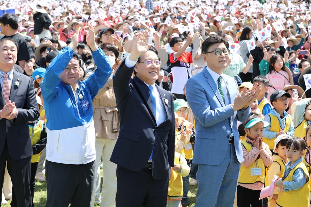 [포토] 김영록 전남지사·김철우 보성군수·문금주 국회의원, 블랙이글스 비행 관람