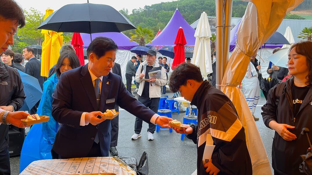 [포토] 공영민 고흥군수, 제15회 고흥우주항공축제 '우주식량' 시식 나눔